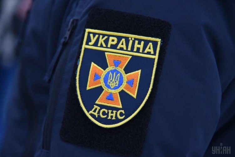 Чоловік стрибнув з опори високовольтної лінії електропередач на очах у рятувальників, медиків, поліції та батьків 