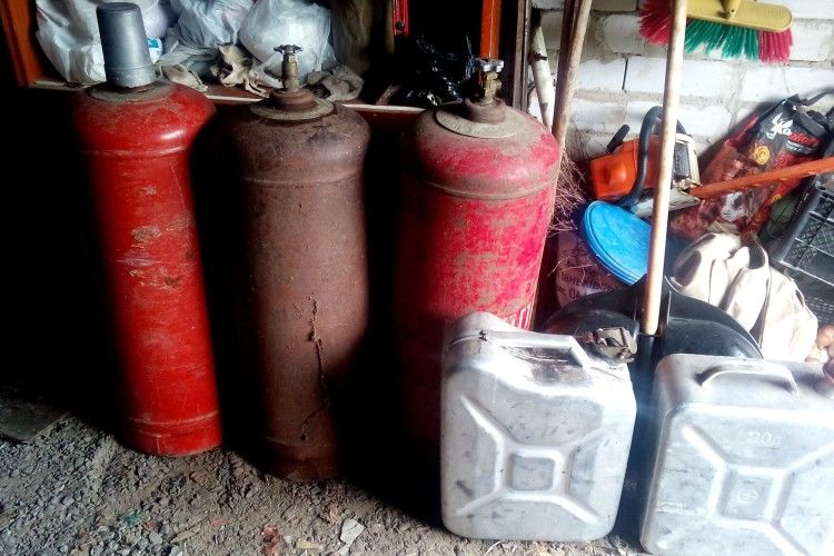 Рівненські рятувальники винесли з палаючої будівлі газові балони і каністри з пальним