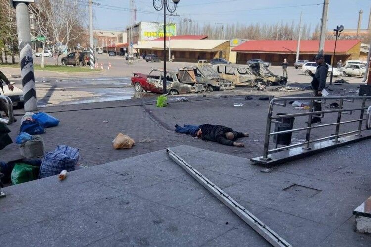 Після ракетного удару росіян по вокзалу людей з Краматорська негайно евакуюють автомобільним транспортом