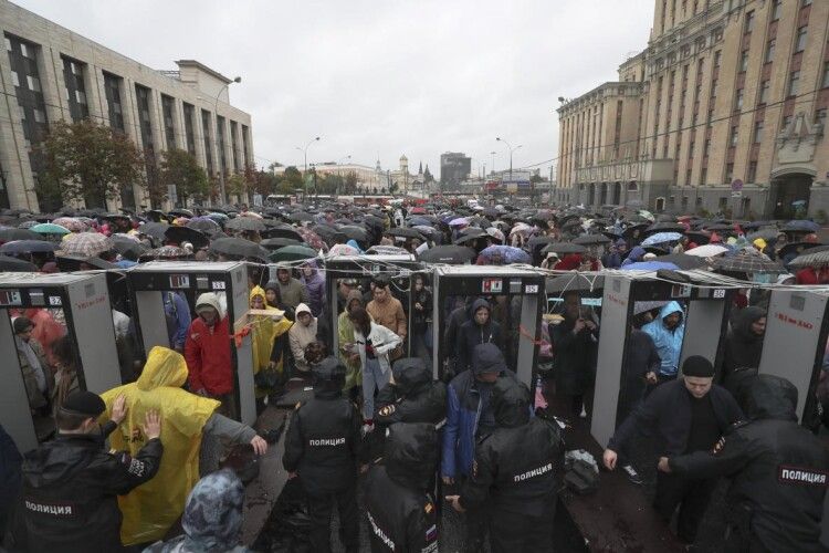 Лише у Москві сьогодні 50 тисяч росіян вийшли на вулиці, аби показати дулю Путіну