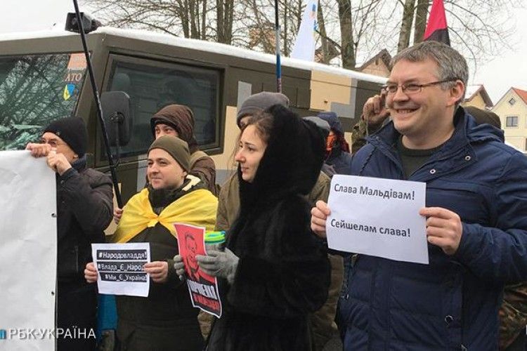 Активісти провели акцію за імпічмент біля будинку Порошенка