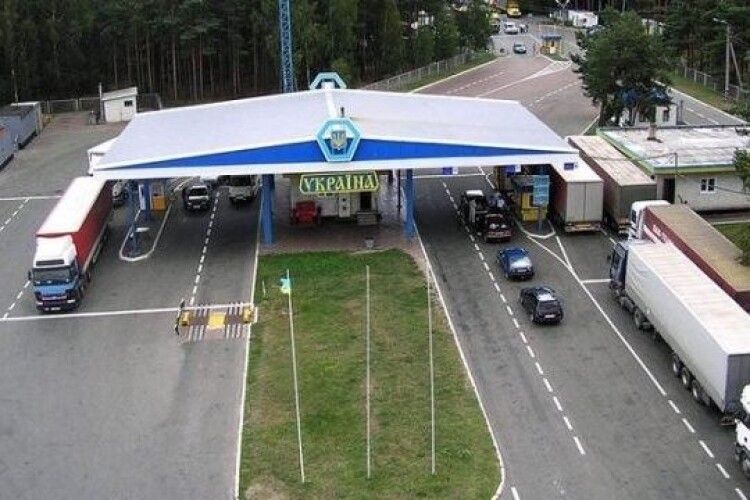 Чоловікам-супровідникам людей з інвалідністю скасували обмеження на виїзд за кордон
