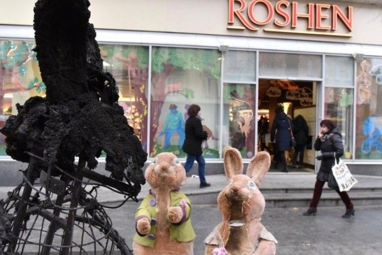 У Львові спалили фігурку зайця біля магазину «Roshen»