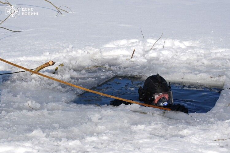 Волинські водолази кинули виклик крижаній стихії