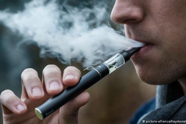 Від завтра в Україні не можна буде курити електронні цигарки у громадських місцях 