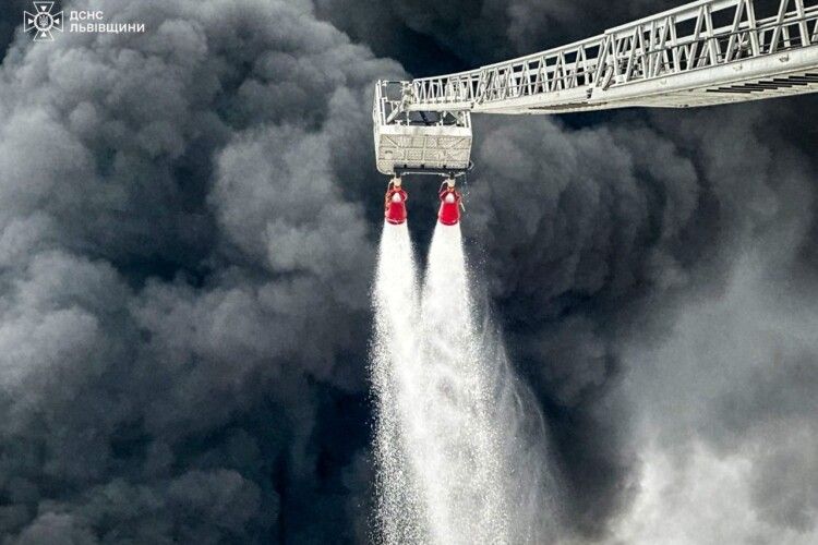 Стало відомо, що горить у Бродах, куди вдарила Росія