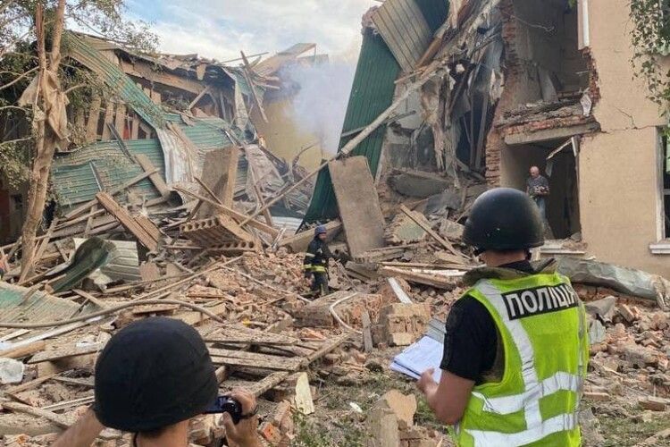 Обстріл Чугуєва 25 липня: під завалами будинку культури — люди (Фото)