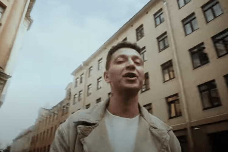 «Старий гном нас лякає»: Оксімірон у новому кліпі послав путіна на три літери (Відео)