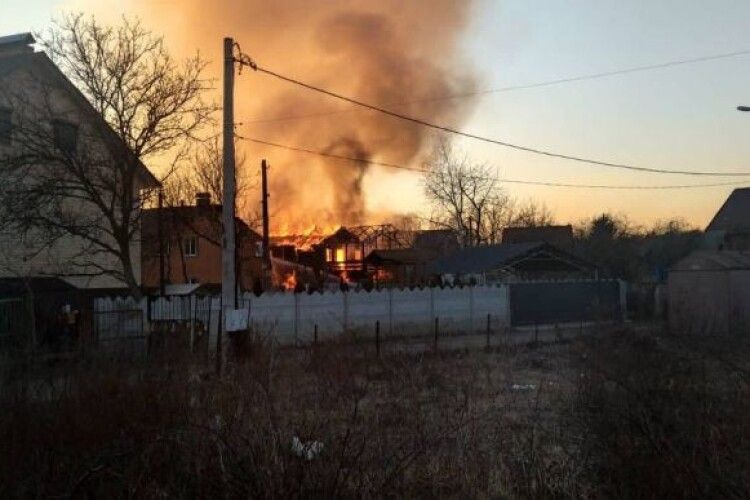 російські війська знову обстріляли Київ: влучили в приватні будинки