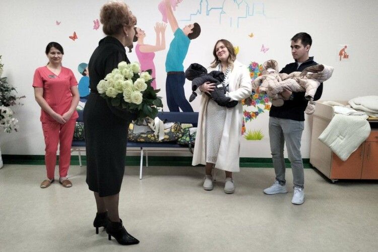 Трійня, яка народилася в Волинському перинатальному центрі, вже вдома 