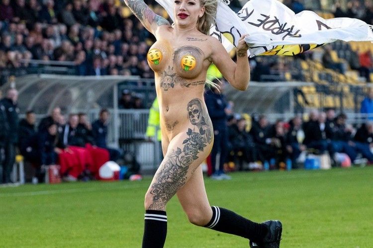 У Нідерландах повністю гола білявка перервала футбольний матч (18+)