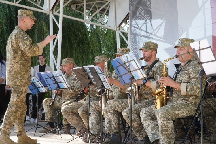 На Волині педагогів урочисто привітав військовий оркестр 14-ї ОМБр ім. Князя Романа Великого
