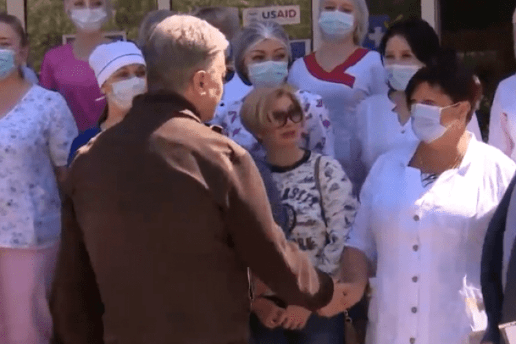 Порошенко привіз кисневі концентратори у лікарню Торецька на Донеччині 