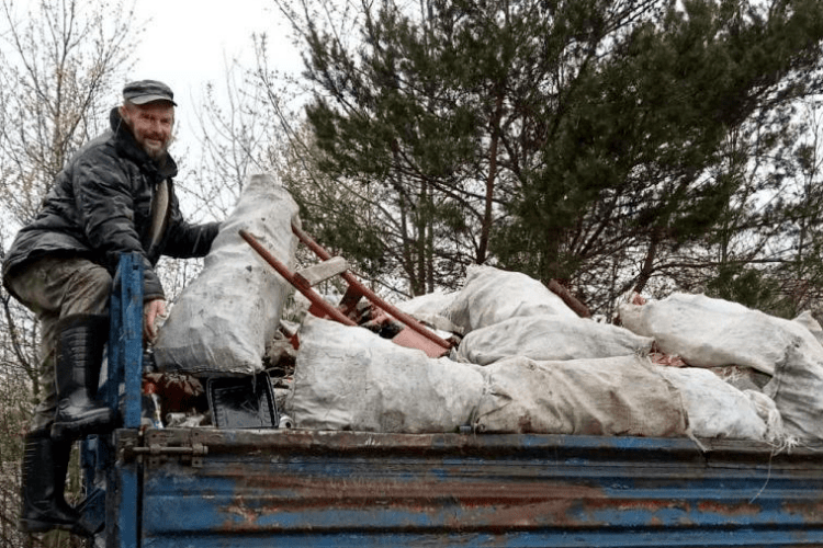 Дощ не завадив: волиняни прибрали від сміття заплаву річки (Фото)