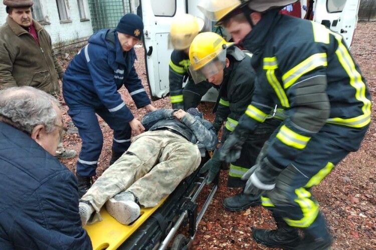 У Нововолинську на будівельника впала стіна