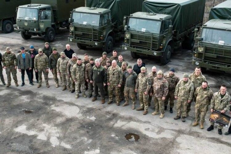 10 бригад за один день: Порошенко на Сході передав у війська тисячу FPV-дронів та велику партію автотехніки