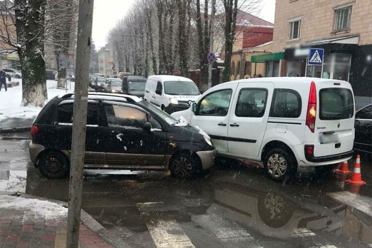 У Луцьку п’яний водій не надав перевагу і зіткнулися дві автівки