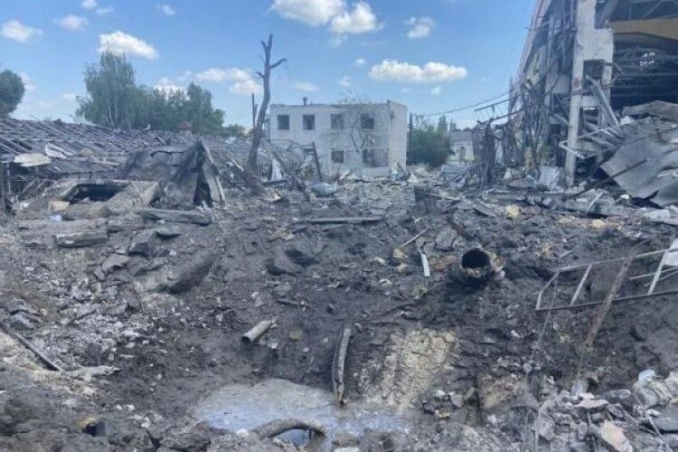 Друга ракета в Кременчуці вдарила по заводу, де перебувало близько 100 людей