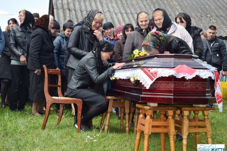 На Волині в останню дорогу провели солдата, якого не вдалося врятувати через тяжкі поранення (Фото)
