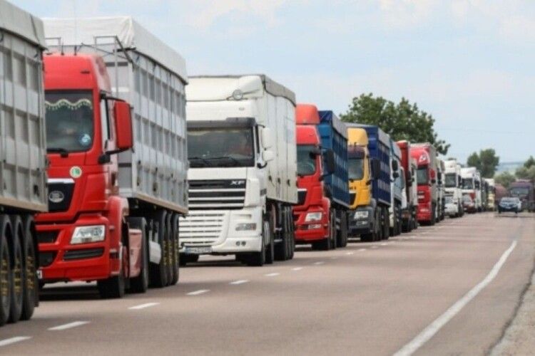 Польські прикордонники посилено перевірятимуть українські вантажівки