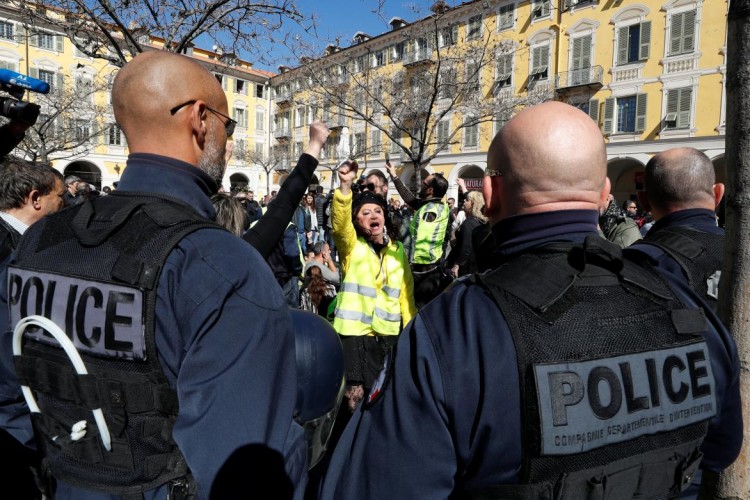 Поліція Парижа затримала понад 30 учасників чергової протестної акції «жовтих жилетів»