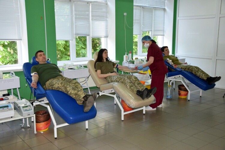 Рятують життя не лише на кордоні: на Волині прикордонники стали донорами крові
