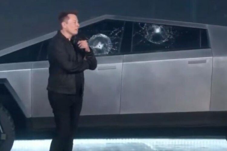 Броньоване вікно пікапа Tesla розбилося, коли демонстрували, що це неможливо