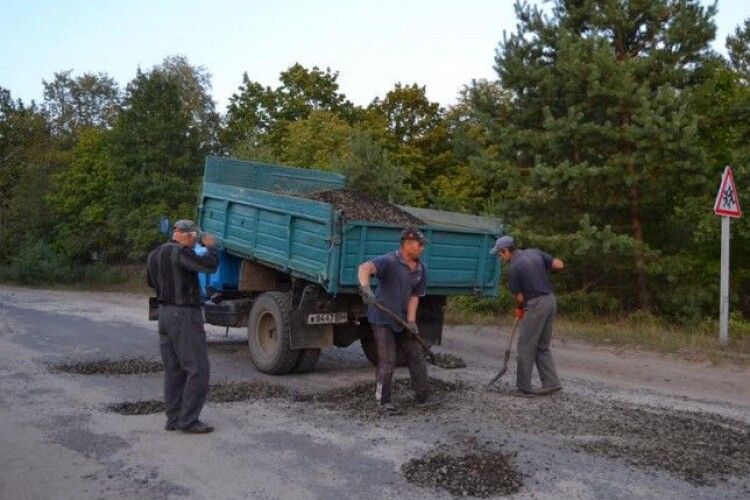 На Любешівщині селяни ремонтують дорогу власними силами