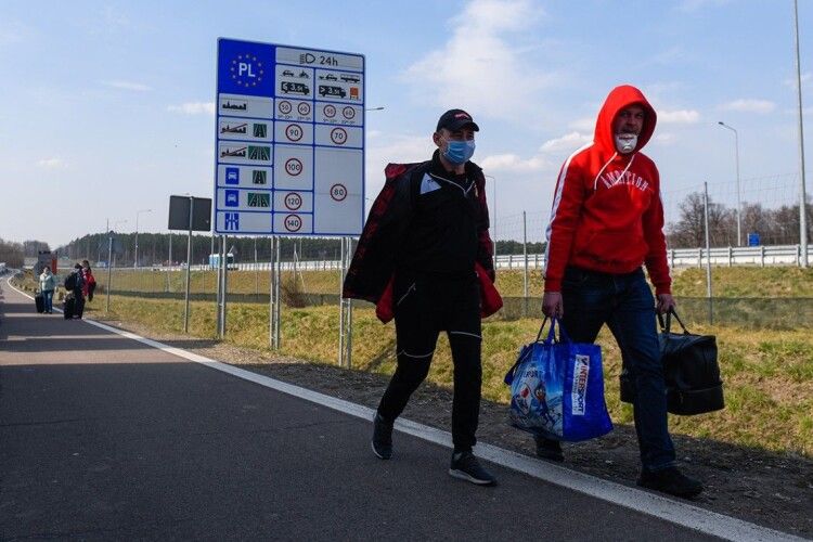 Українцям спростили процедуру працевлаштування в Польщі