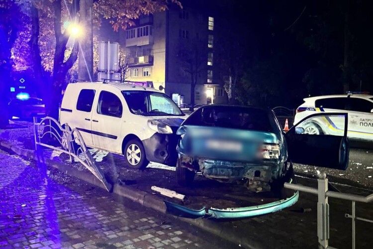 У Луцьку п'яний водій Toyota виїхав на «зустрічку» та врізався в паркан 