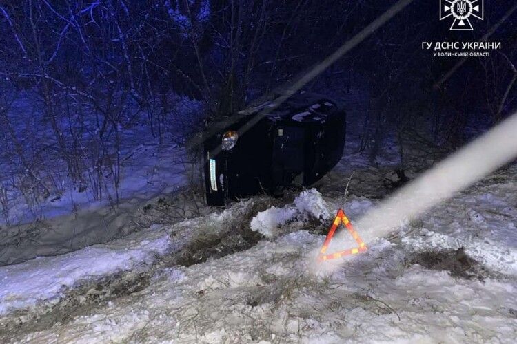 На Горохівщині автомобіль злетів з дороги і перекинувся