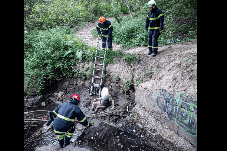 В обласному центрі Волині чоловік упав у глибокий рів