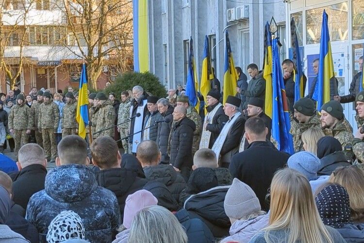 Не встиг освідчитись коханій: Ковель попрощався із загиблим Героєм Станіславом Вакулічем