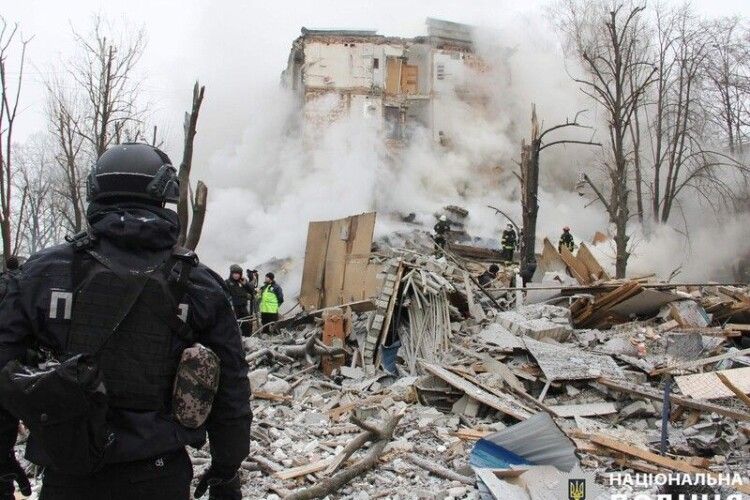 У Харкові з-під завалів дістали тіло дівчинки