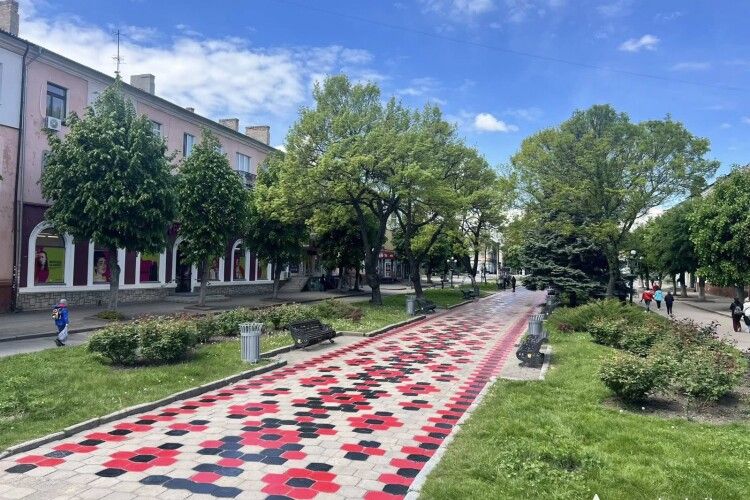У наймолодшому місті на Волині «вишили» алею