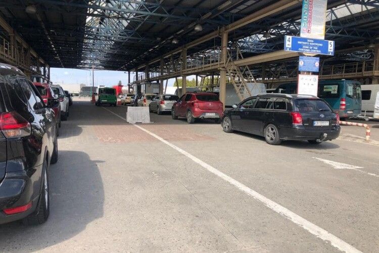 Польща повернула для українців деякі обмеження при в'їзді