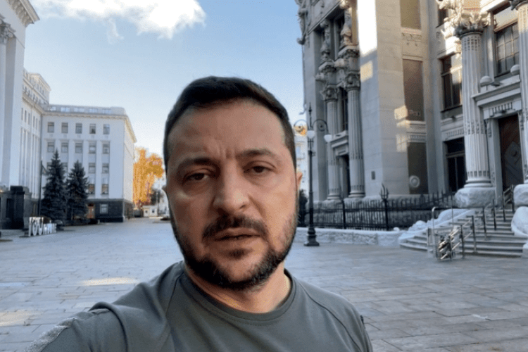 Зеленський з-під Офісу президента звернувся до українців (Відео)