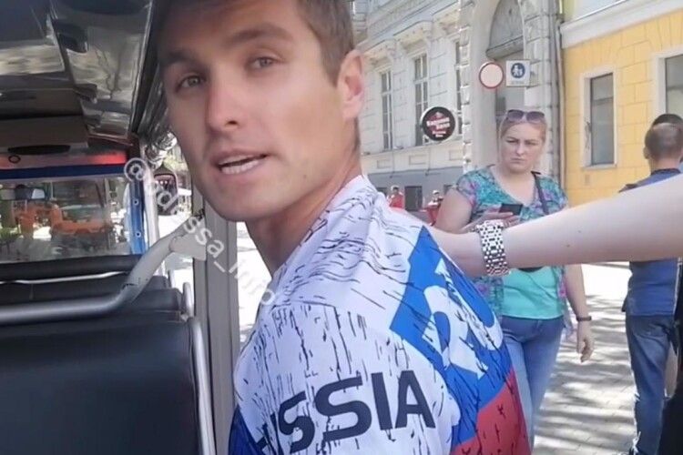 Під час розгортання прапора України затримали іноземця у футболці з російською символікою (Відео)