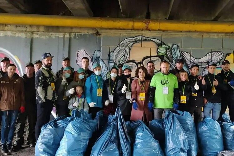 У Всесвітній день прибирання на березі Стиру у Луцьку активісти зібрали 100 кілограмів сміття 