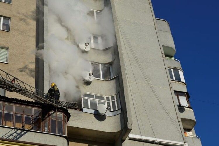 У Луцьку вогнеборці врятували жінку з палаючої квартири на 5-му поверсі (Фото, відео)