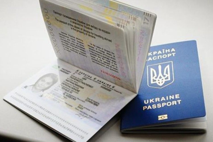 Українці достойно поводяться закордоном, безвіз не закриють, – єврокомісар