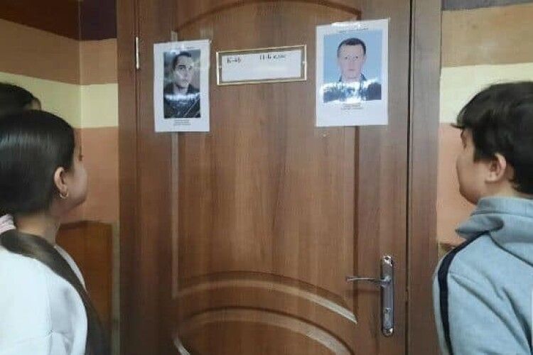 На дверях класних кімнат Луцького ліцею з'явилися портрети загиблих Героїв-випускників