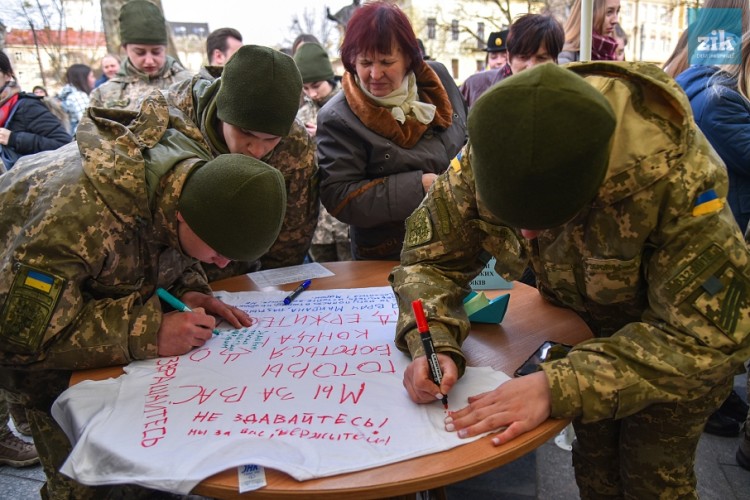Cлова підтримки на футболках надсилають полоненим українським морякам 