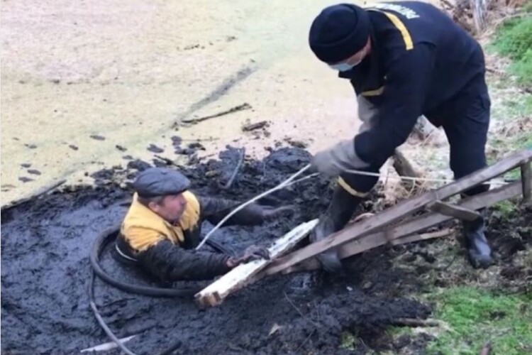Українець, якого засмоктало в болото, кілька годин просив про допомогу (Відео)