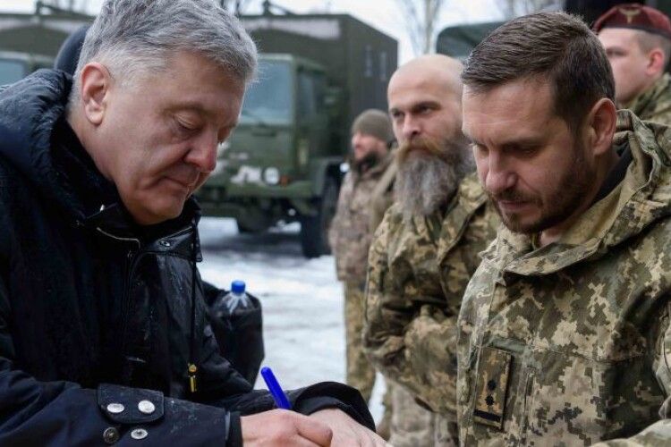 Порошенко на східному фронті: наш ворог – путін, і ми маємо дати йому по зубах
