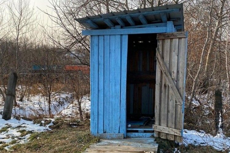 Брат мешканця Ковельщини, якого знайшли мертвим у надвірному туалеті, підозрює вбивство