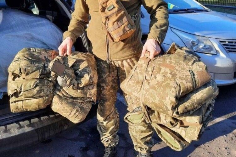 Нововолинці передали українським захисникам зимову форму