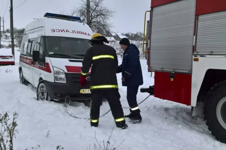 На Волині рятувальники визволяли лікарів «швидкої» із замету