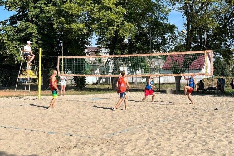 В Ужгороді організували турнір з пляжного волейболу, аби зібрати кошти для українських військових (Відео, фото)