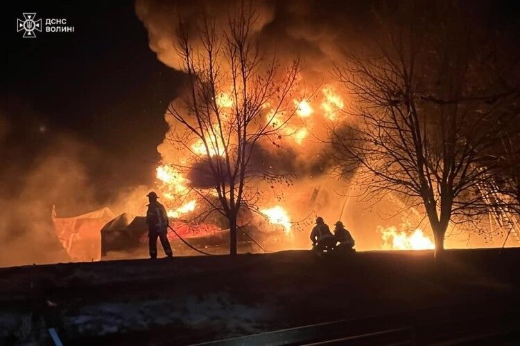 На Волині показали відео, як ліквідовували пожежі після ударів російських «Шахедів» (Відео)